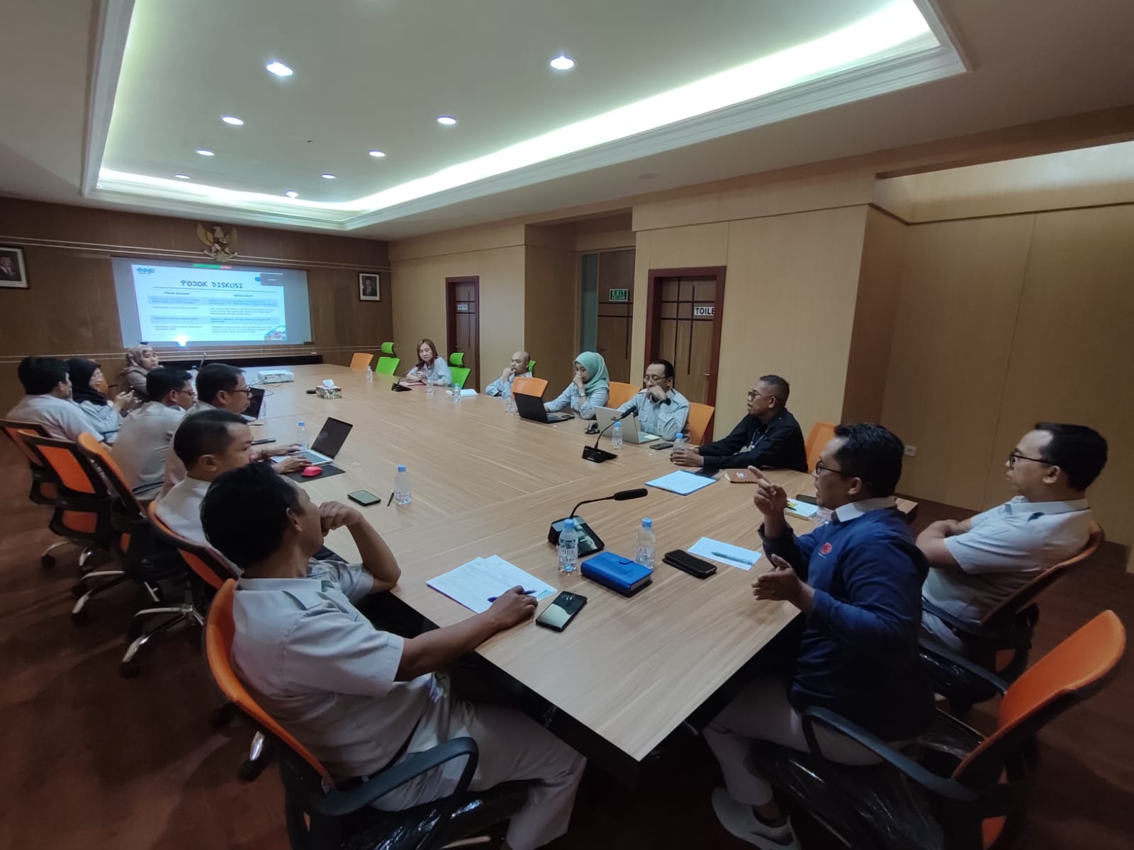Profesional industri dalam proses seleksi PT KNE